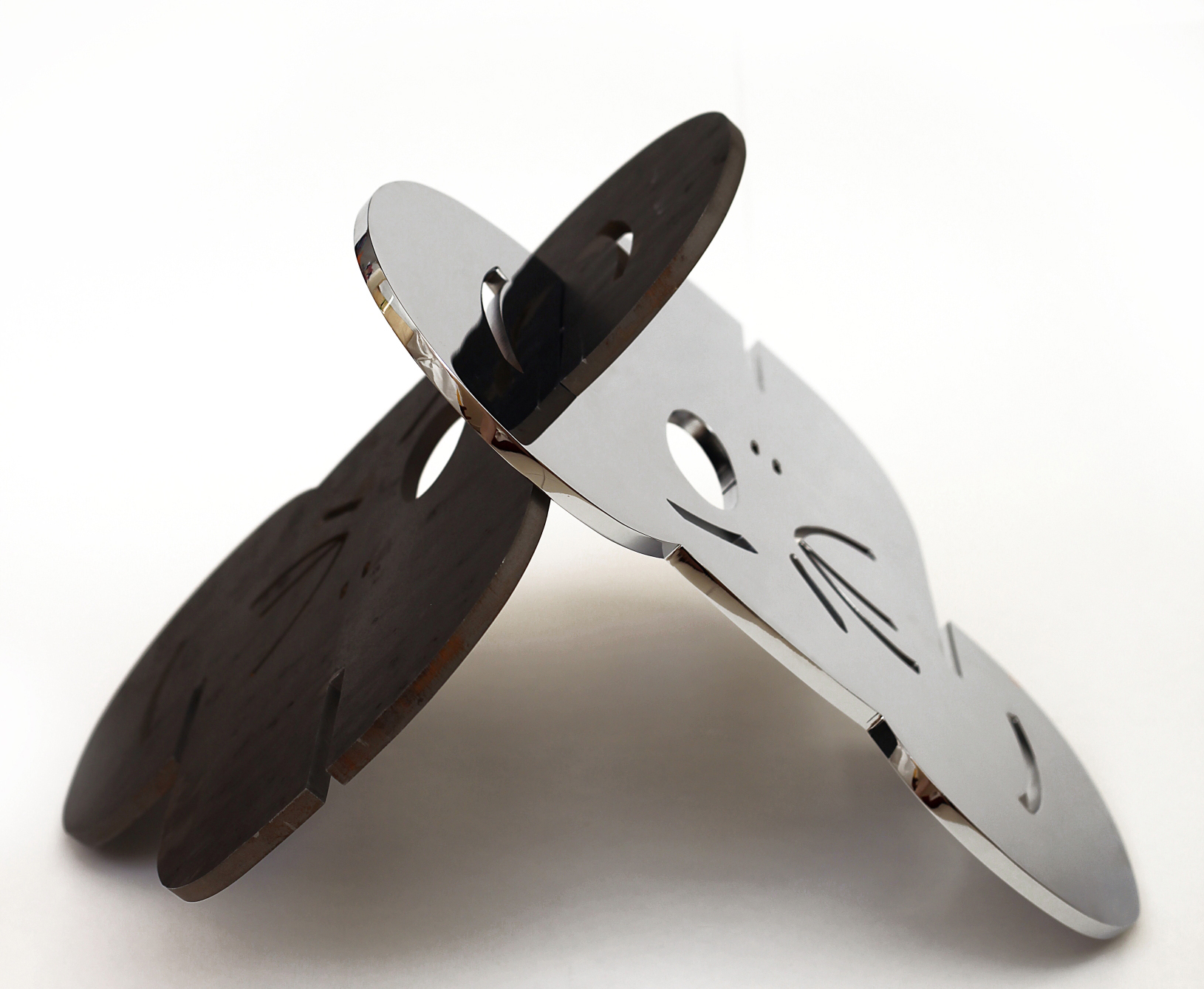 124 -  Símio V - Acasala Símio - Aço cromado e aço bruto e verniz - 46x56cm - 2014 vista 6315Corte 1©